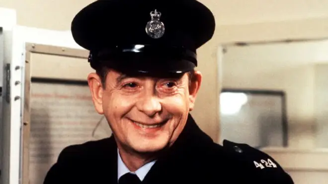 Derek Fowlds: Yes Minister and Heartbeat actor dies, aged 82