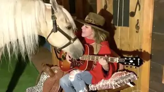 Shania Twain sings with her horse for ACM Presents: Our Country TV Special