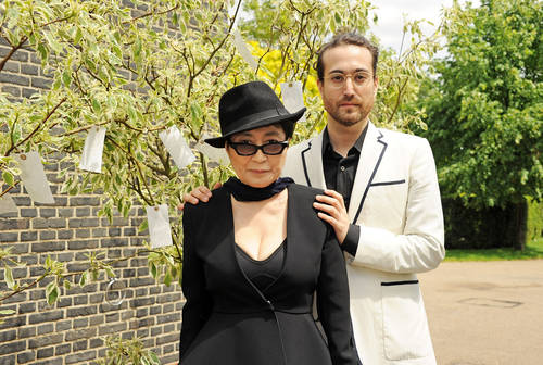 Yoko Ono y su hijo Sean Taro Ono Lenno