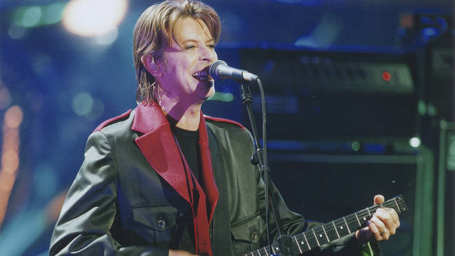 David Bowie performing at the Brit Awards in 1999, the same year of his new album Something In The Air (Live Paris 1999)