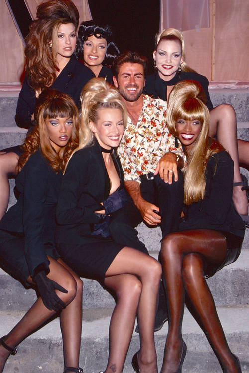 Tyra Banks, Linda Evangelista, George Michael en Eva Herzigova, Beverly Peele poseren tijdens de "Too Funky" video shoot circa 1992 in Parijs,"Too Funky" video shoot circa 1992 in Paris,