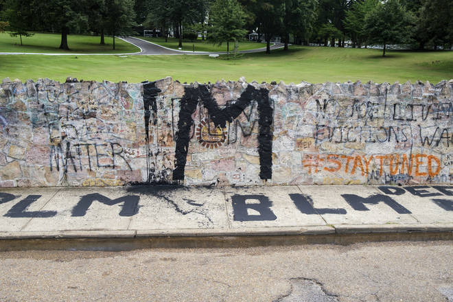 Graffiti vandals target Elvis' Graceland home