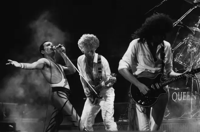 The recording was filmed in 1977 when Queen played Inglewood, California just three days before Christmas and gave an impromptu performance of the holiday classic 'White Christmas'.