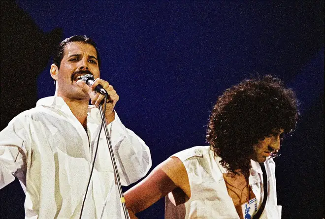 Accompanied by Brian May on guitar, Freddie Mercury sings a beautiful stripped back version of 'White Christmas' at Inglewood, California in 1977.