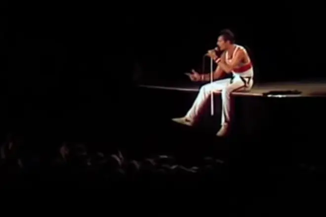 Freddie then began to show off his full four-octave vocal range as he sang snippets of notes to the crowd and gestured for them to sing back.