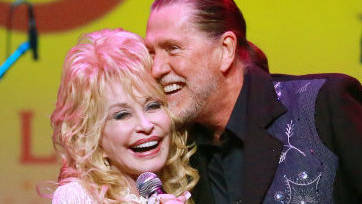 Dolly Parton confirms broken news that her beloved brother Randy Parton has died, …