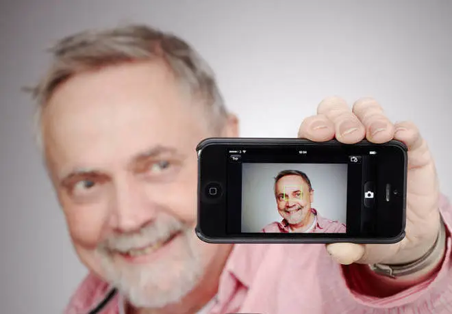 Man taking a selfie with his smartphone.