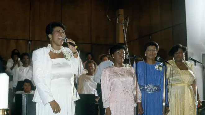 Aretha Franklin and her sisters sing in 1987