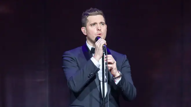 Michael Bublé sung on stage with a fan