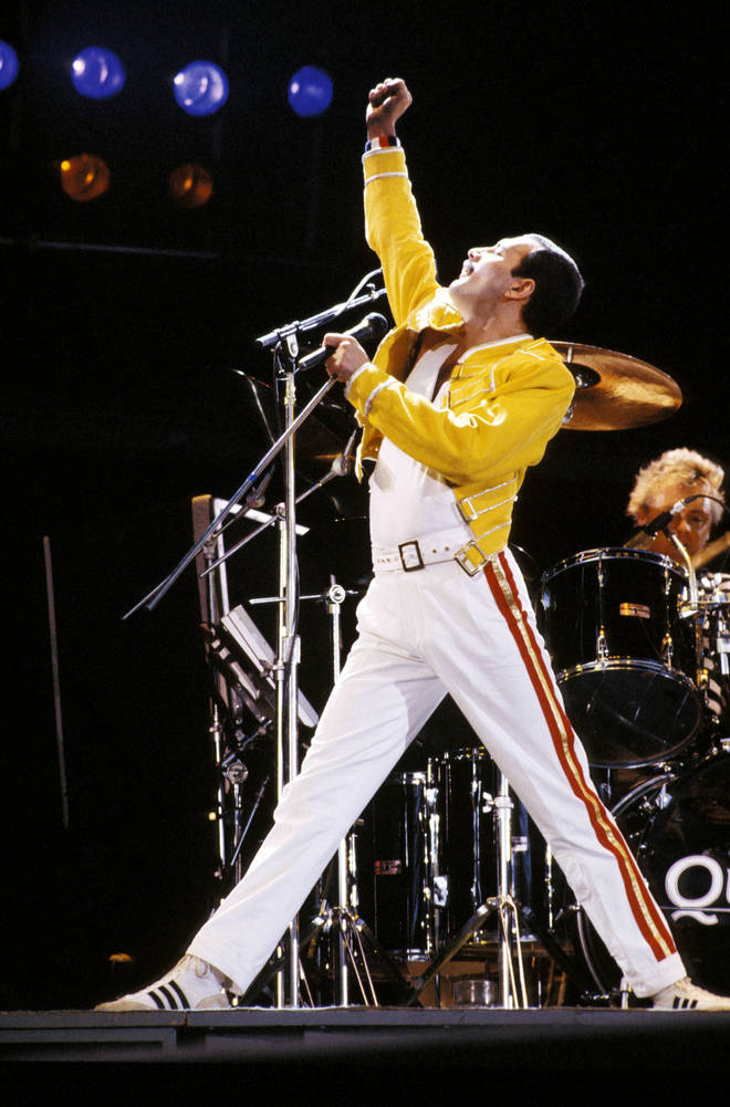 Freddie Mercury of Queen performs on stage with drummer Roger Taylor behind on the Magic Tour at Wembley Stadium, London, July 1986. (Photo by Suzie Gibbons/Redferns)