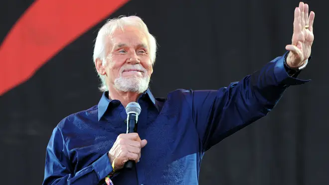 Kenny Rogers thanking the Glastonbury Festival crowd on 30th June 2013. (Photo by Brian Rasic/Getty Images)