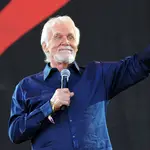 Kenny Rogers thanking the Glastonbury Festival crowd on 30th June 2013. (Photo by Brian Rasic/Getty Images)