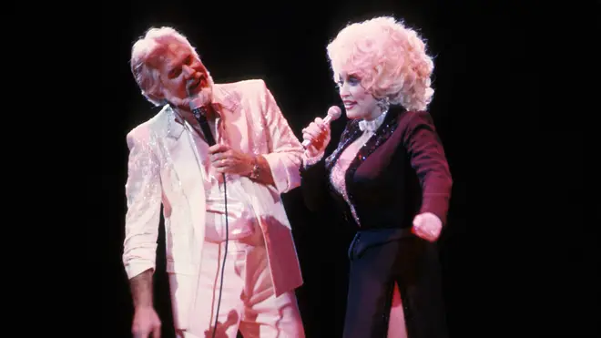 Kenny Rogers and Dolly Parton performing together in New York City, 1985. (Photo by PL Gould/IMAGES/Getty Images)