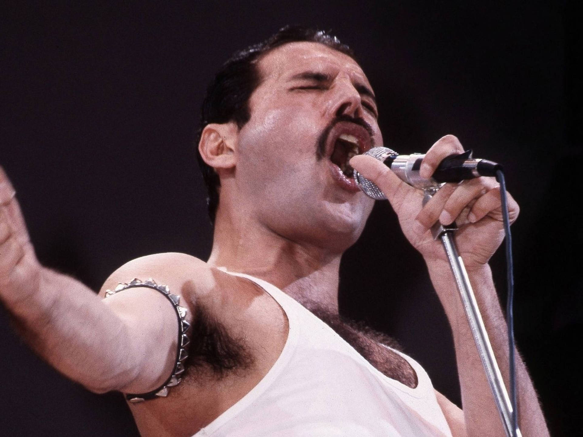 Ay-Oh! How Freddie Mercury became the master of winning over a crowd -  Smooth