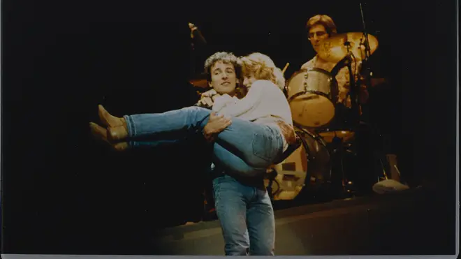 Bruce Springsteen carrying his ex-wife Julianne Phillips. (Photo by Lynn Goldsmith/Corbis/VCG via Getty Images)