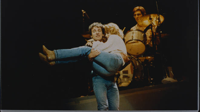 Bruce Springsteen carrying his ex-wife Julianne Phillips. (Photo by Lynn Goldsmith/Corbis/VCG via Getty Images)