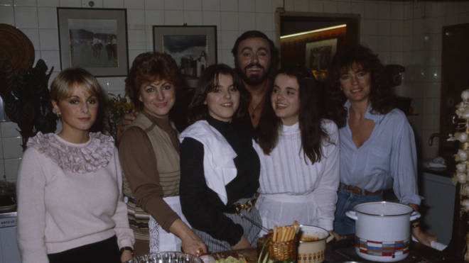 Luciano Pavarotti with his family (L-R: Cristina Pavarotti, Adua Veroni, Lorenza Pavarotti, Luciano Pavarotti, Giuliana Pavarotti, actress Jacqueline Bisset)