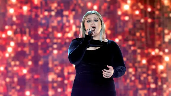 Kelly Clarkson sings 'I Will Always Love You'