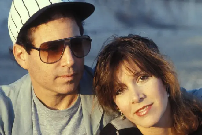 Carrie Fisher and Paul Simon had an on-off relationship for 12 years.