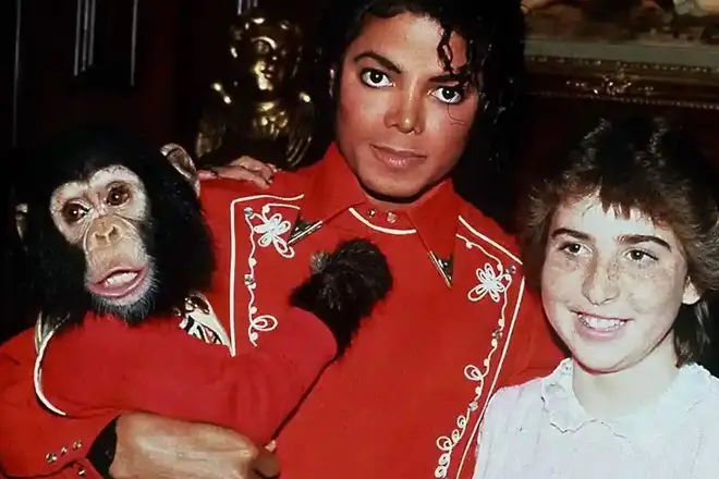 Michael and Bubbles posing with a fan in 1994.