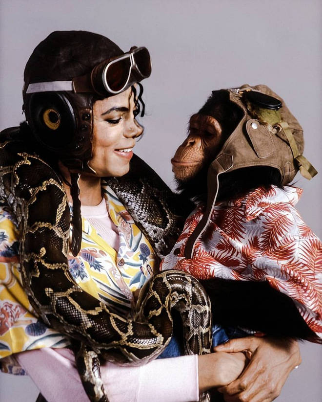 MJ ir Bubbles filmavosi kartu filmuojant muzikinį klipą „Leave Me Alone“ 1989 m.