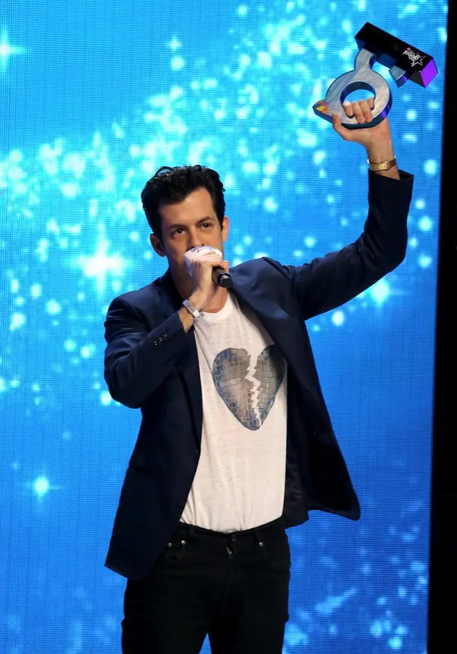 Mark Ronson accepting his award at The Global Awards 2019 with Very.co.uk