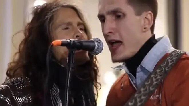 Steven Tyler joined a busker on the streets of Moscow