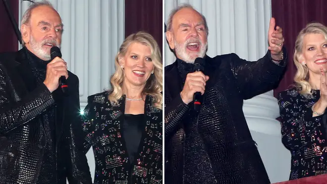 Neil Diamond performs 'Sweet Caroline' on Broadway