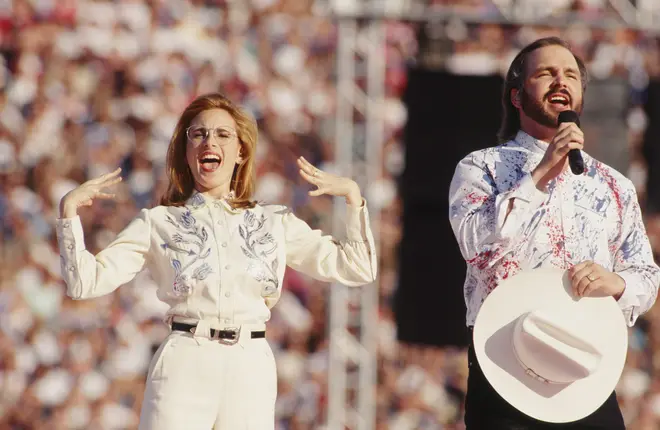 Deaf actress Marlee Matlin joins country singer Garth Brooks