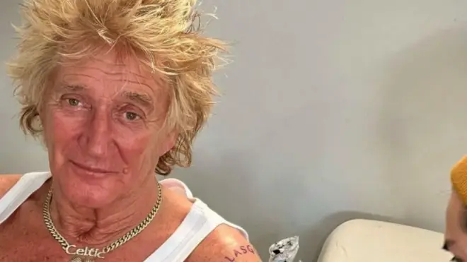 The 78-year-old marked the end of his most recent tour by getting the new ink in a tattoo parlour in New Zealand.