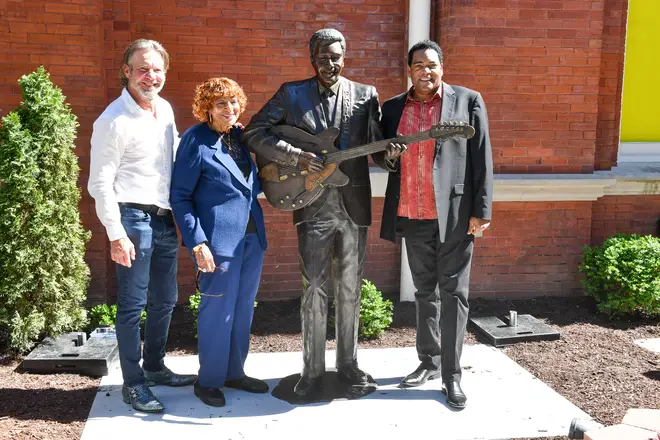 (L-R) Dennis Quaid, Rozene Cohran and Dion Pride pose with the unveiled statue of Charley Pride as the Ryman Icon Walk honors Charley Pride at Ryman Auditorium on April 12, 2023