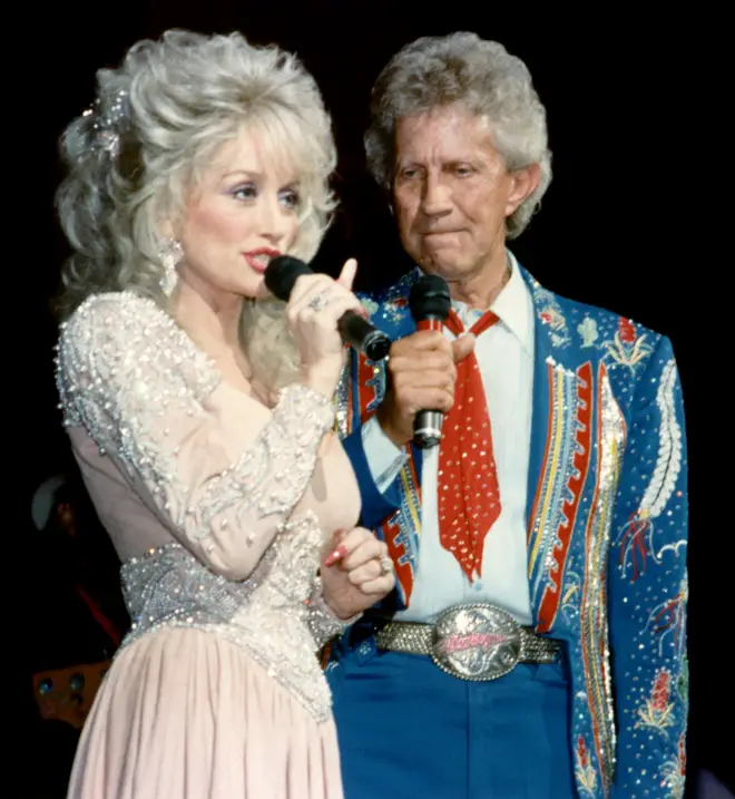 Life-long friends Dolly and Porter together on stage in 1990. (Photo by Ron Davis/Getty Images)