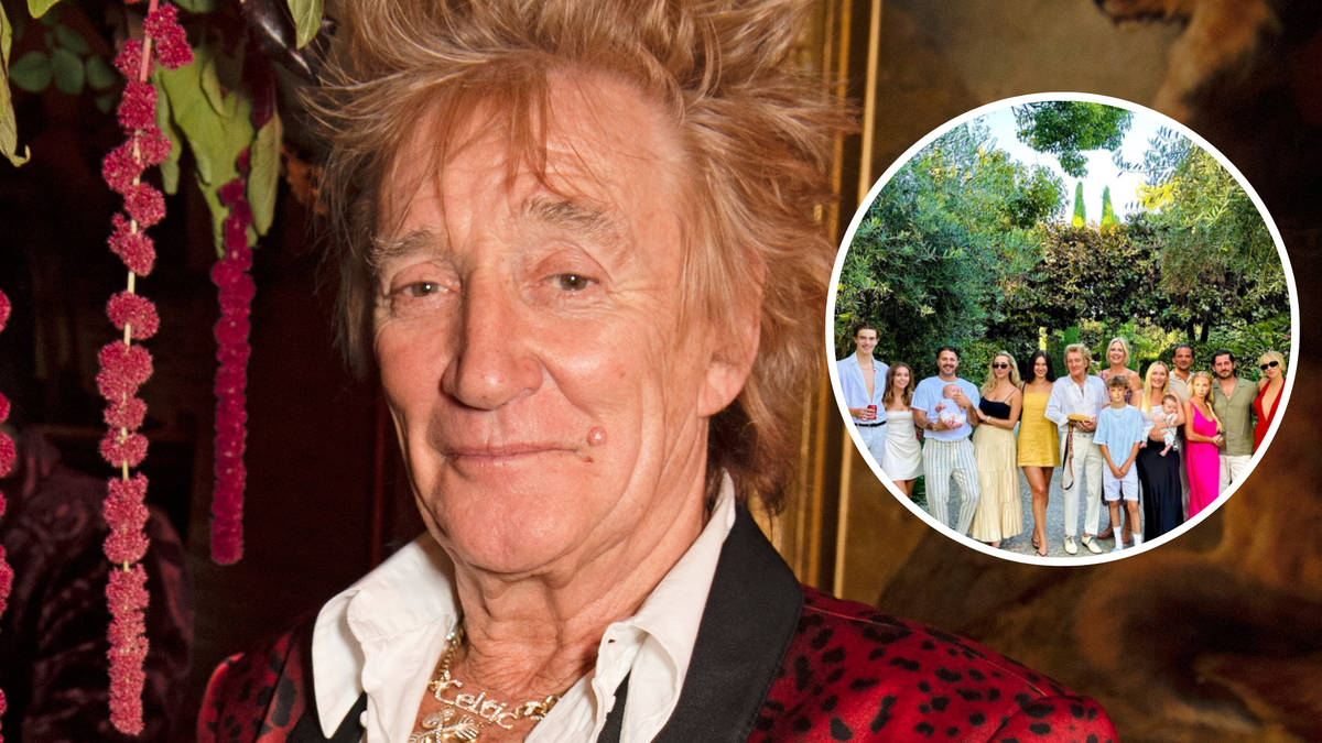 Rod Stewart poses for rare family holiday photo with his kids, ranging from ages 12…