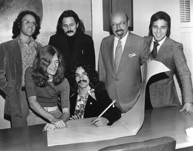 Daryl Hall and John Oates signing their first ever contract with Atlantic Records in 1972. (Photo by Michael Ochs Archive/Getty Images)