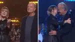 Kelly Clarkson and Kelsey Grammer sing the them from Frasier