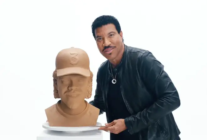 Lionel Richie creates a new 'Hello' clay head